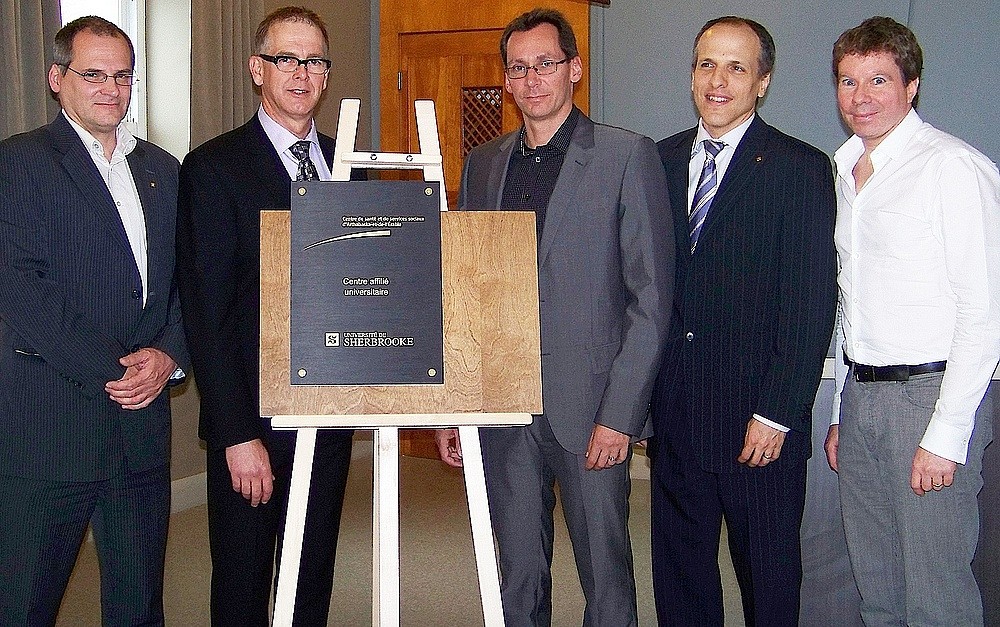 Alain Webster, vice-recteur au d&eacute;veloppement durable et aux relations gouvernementales de l'UdeS, Claude Charland, directeur g&eacute;n&eacute;ral du CSSSAE, Christian Vinette, directeur des services professionnels et des affaires m&eacute;dicales du CSSSAE, Pierre Cossette, doyen de la Facult&eacute; de m&eacute;decine et des sciences de la sant&eacute;, Charles Beaurivage, coordonnateur de l'enseignement m&eacute;dical du CSSSAE.