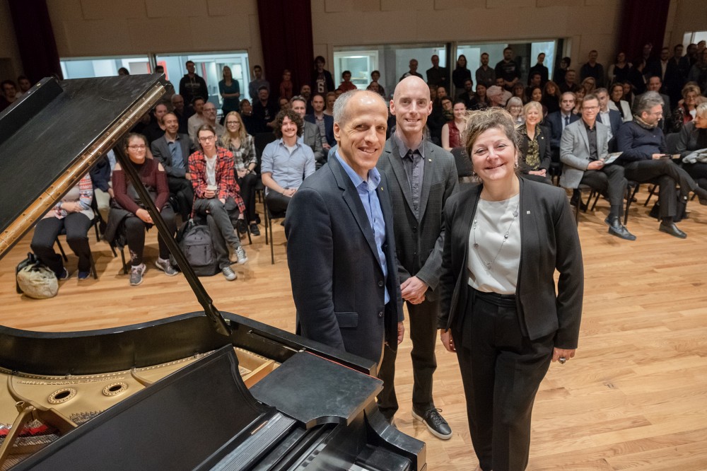 Devant une assistance nombreuse, le directeur de l'&Eacute;cole de musique Andr&eacute; Cayer a invit&eacute; le recteur Pierre Cossette et la doyenne de la FLSH Anick Lessard &agrave; proc&eacute;der &agrave; l'ouverture officielle du piano &agrave; queue.