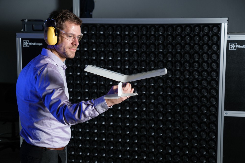 Le Pr David Rancourt fait un test avec la nouvelle soufflerie en boucle ouverte mise &agrave; la disposition des industrie, la plus grosse dans sa cat&eacute;gorie au Canada.