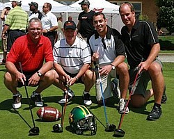 Les anciens athl&egrave;tes du Vert&nbsp;&&nbsp;Or, les dipl&ocirc;m&eacute;s de l'UdeS, les gens d'affaires de Sherbrooke et les amateurs de football et de golf sont tous invit&eacute;s &agrave; participer au tournoi.