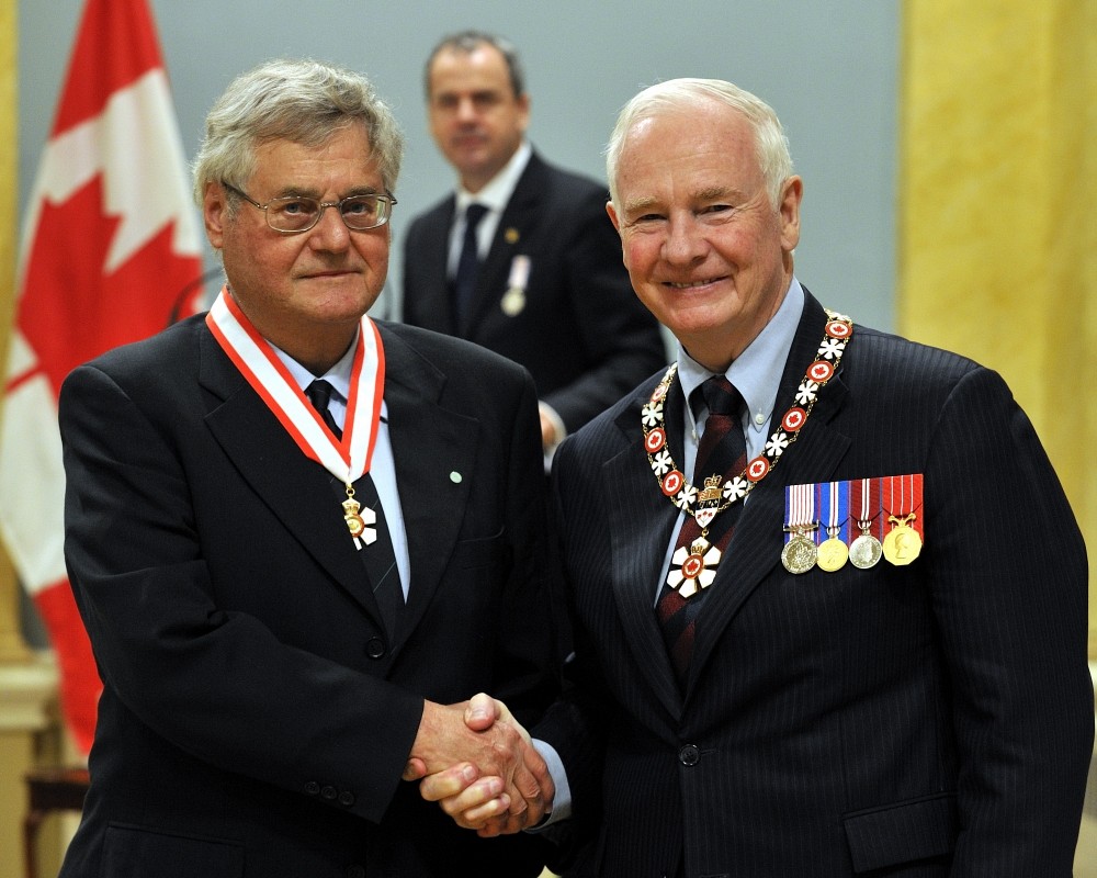 Le professeur Andr&eacute; D. Bandrauk re&ccedil;oit sa distinction des mains du gouverneur g&eacute;n&eacute;ral du Canada, David Johnston.