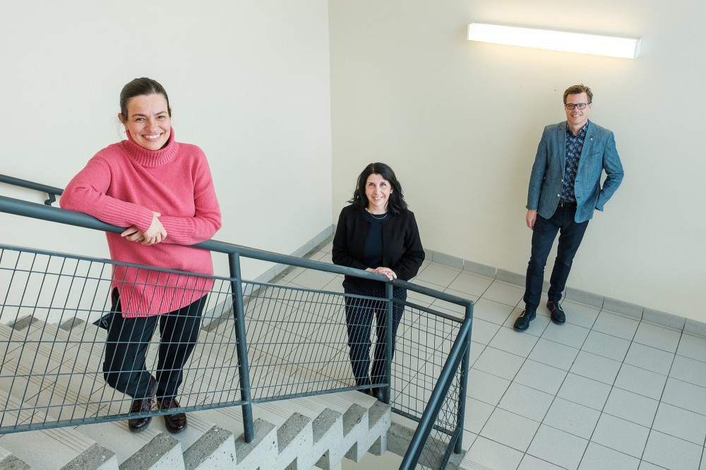 Pre Eve Langelier, titulaire de la Chaire pour les femmes en sciences et g&eacute;nie du Qu&eacute;bec, Pre Nathalie Roy, vice-doyenne &agrave; l'EDI &agrave; la Facult&eacute; de g&eacute;nie, et Pr Patrik Doucet, doyen de la Facult&eacute; de g&eacute;nie.