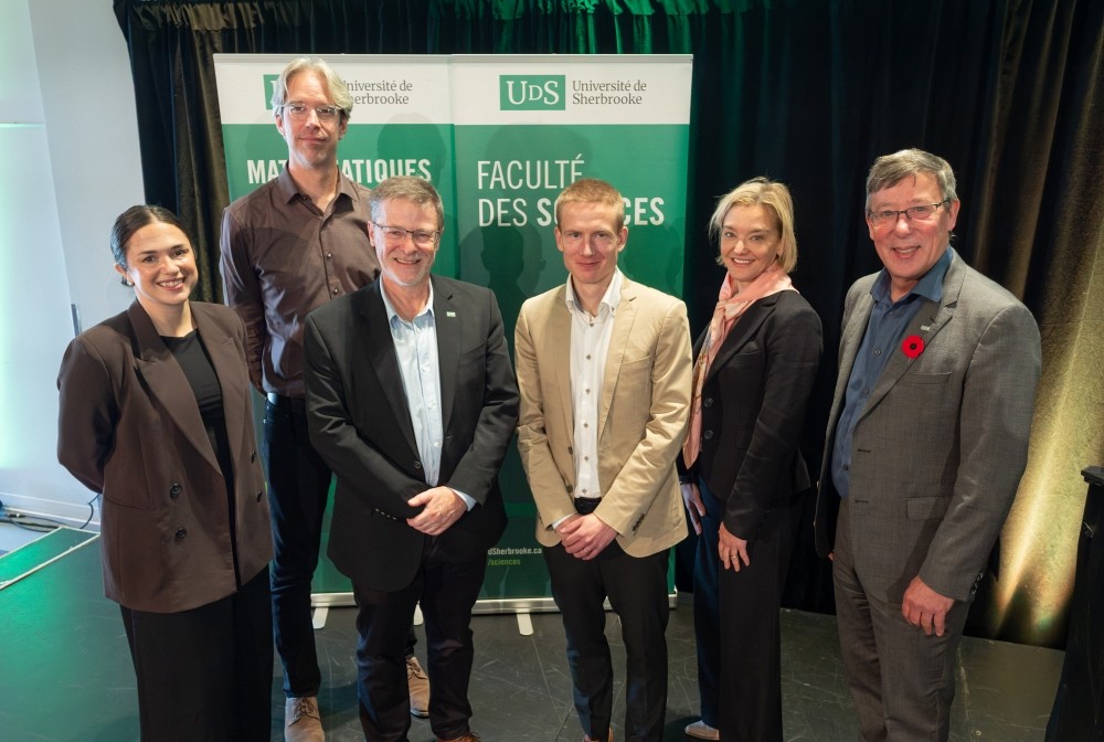 Sur la photo, de gauche &agrave; droite : Mme Thalie Poulin, vice-pr&eacute;sidente service conseil, Sid Lee, M. Yanick B&eacute;dard, chef innovation et transformation, Sid Lee, Pr Armand Soldera, doyen de la Facult&eacute; des sciences, Pr F&eacute;lix Camirand Lemyre, titulaire de la chaire, Mme Julie Grenier, directrice de la commercialisation responsable et de la responsabilit&eacute; soci&eacute;tale, Loto-Qu&eacute;bec, et Pr Jean-Pierre Perreault, recteur de l'UdeS