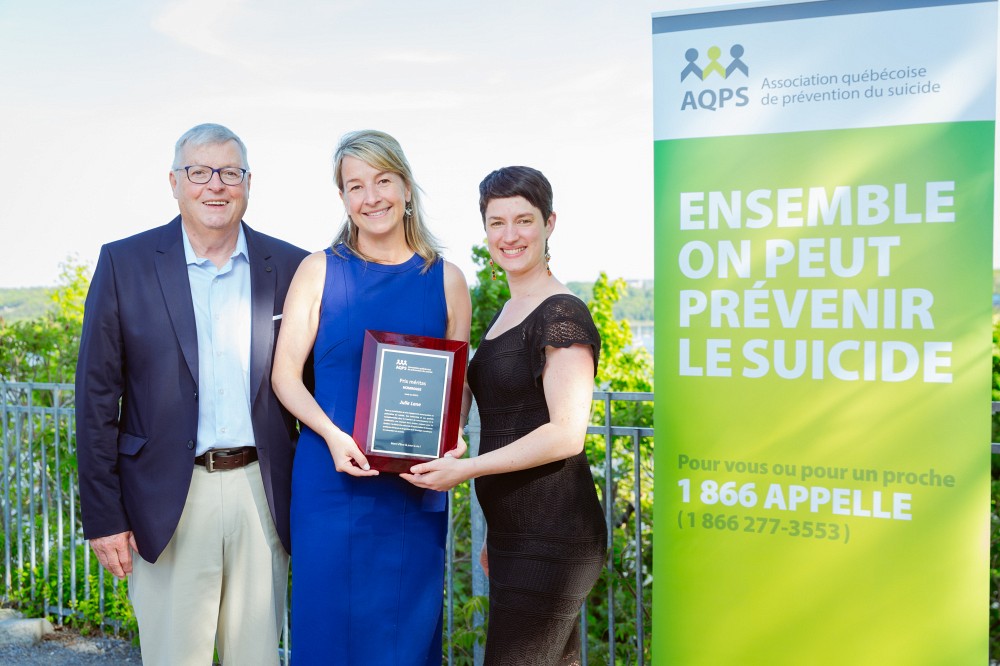 Claude Bissonnette, pr&eacute;sident de l&rsquo;AQPS, Julie Lane (au centre) et Sol&egrave;ne Tanguay, directrice g&eacute;n&eacute;rale adjointe de l&rsquo;AQPS