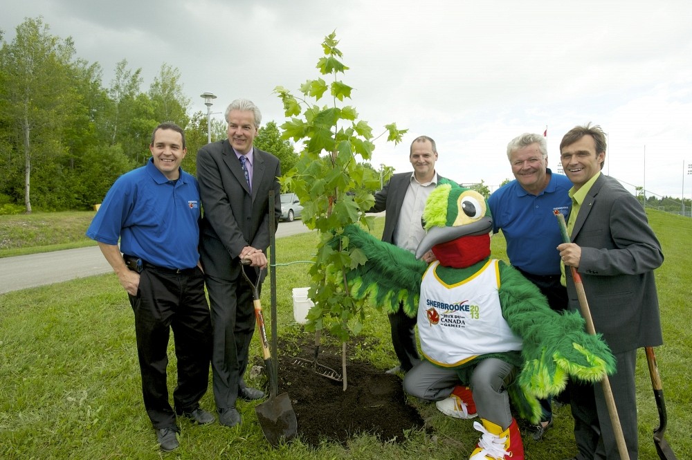 Pour symboliser l&rsquo;engagement des organisateurs en mati&egrave;re de d&eacute;veloppement durable, des arbres ont &eacute;t&eacute; plant&eacute;s sous les yeux de la mascotte Zigzag.