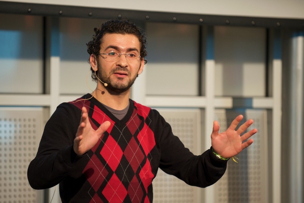 Sofiane Yacine Mersaoui, vainqueur de la finale locale du concours Ma th&egrave;se en 180 secondes, en pleine pr&eacute;sentation devant jury et public.