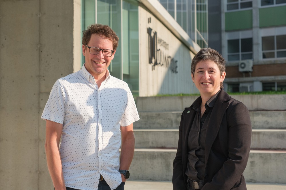 Le professeur Alexandre Blais de l'Institut quantique et la professeure Isabelle Lacroix de la Facult&eacute; des lettres et sciences humaines.