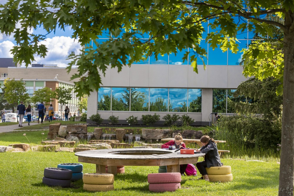 &Agrave; l'instar des ann&eacute;es pr&eacute;c&eacute;dentes, la rentr&eacute;e &agrave; l'UdeS se fera en pr&eacute;sentiel, permettant &agrave; la communaut&eacute; &eacute;tudiante de se rassembler en toute s&eacute;curit&eacute;.