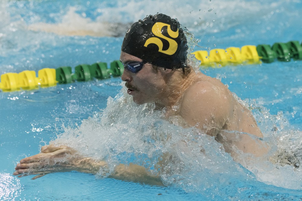 Jonathan Naisby a m&eacute;rit&eacute; trois m&eacute;dailles d'or en fin de semaine derni&egrave;re lors des coupes universitaires de natation no 3 et 4 du RSEQ.