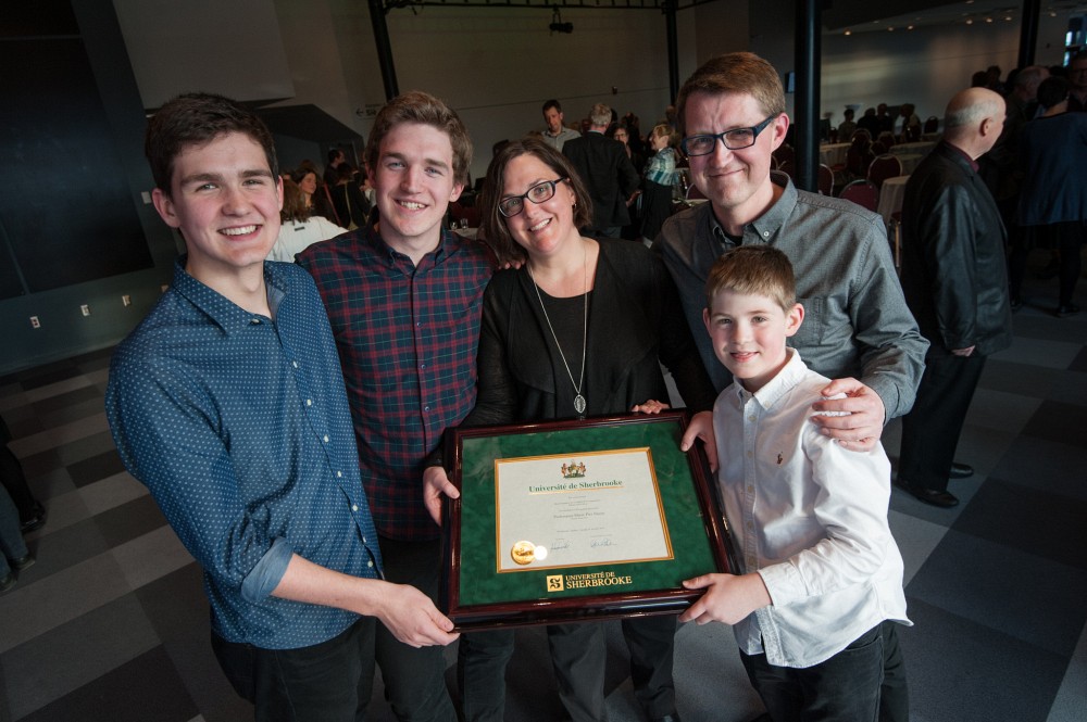 La Pre Marie-Pier Morin, r&eacute;cipiendaire du prix Grande distinction en enseignement universitaire, entour&eacute;e de sa famille.