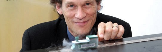 Le professeur Louis Taillefer, au moment de l\'annonce de sa formidable découverte : les matériaux supraconducteurs, qui transportent l\'énergie sans aucune résistance, sont incontestablement des métaux. Cette percée, qui lève le voile sur un mystère perdurant depuis 20 ans, bouleverse la recherche en physique et permettra un jour des applications prometteuses dans moult domaines. Pour en savoir plus : http://www.usherbrooke.ca/medias/communiques/2007/mai/supraconducteurs.html 
Photo : Robert Laflamme
