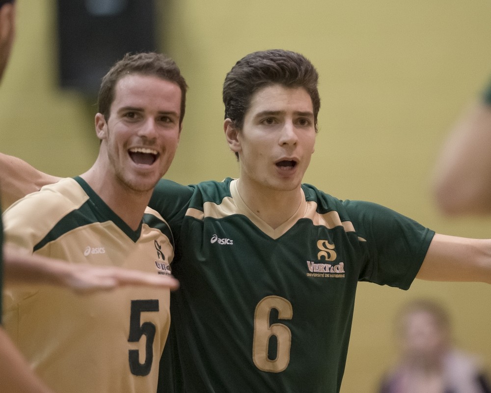 Le lib&eacute;ro Charles-Andr&eacute; Tessier et l'attaquant William Marier se r&eacute;jouissent apr&egrave;s l'un des nombreux points victorieux du Vert&nbsp;&&nbsp;Or lors du r&eacute;cent tournoi Qu&eacute;bec-Maritimes tenu au pavillon Univestrie.