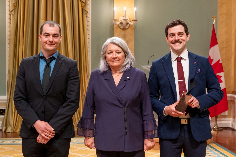 C'est devant un parterre de personnes invit&eacute;es &agrave; Rideau Hall, que la gouverneure g&eacute;n&eacute;rale du Canada, son Excellence, la tr&egrave;s honorable Mary Simon, a remis le prix de l'Innovation 2024 &agrave; Fran&ccedil;ois B&eacute;dard et Laurent Dallaire. Innodal marque un grand coup en remportant cette distinction au sein de laquelle son produit Inneo est qualifi&eacute; de v&eacute;ritable r&eacute;solution pour le monde alimentaire.