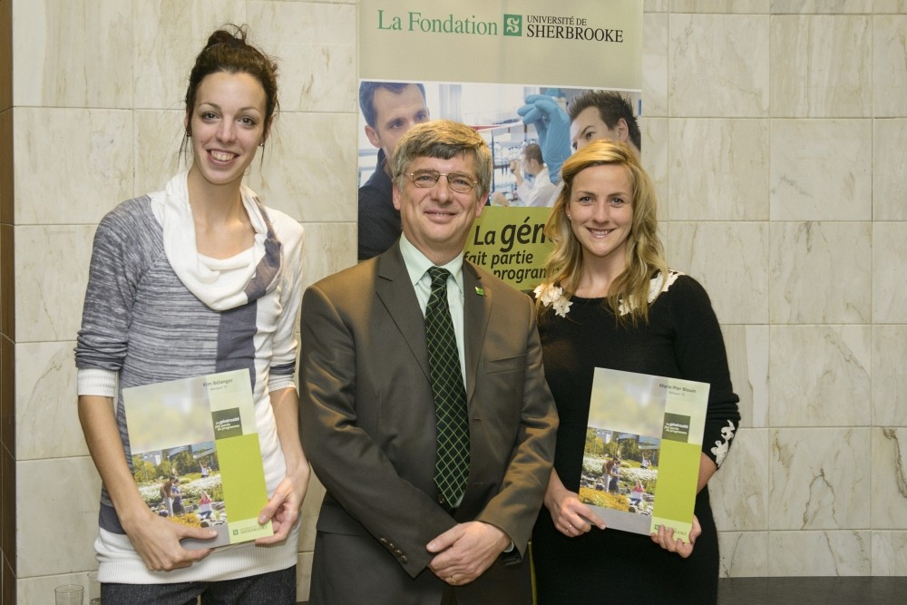 La r&eacute;cipiendaire Kim B&eacute;langer, Fran&ccedil;ois Charbonneau, directeur de TD Canada Trust Sherbrooke, et la deuxi&egrave;me r&eacute;cipiendaire, Marie-Pier Blouin.