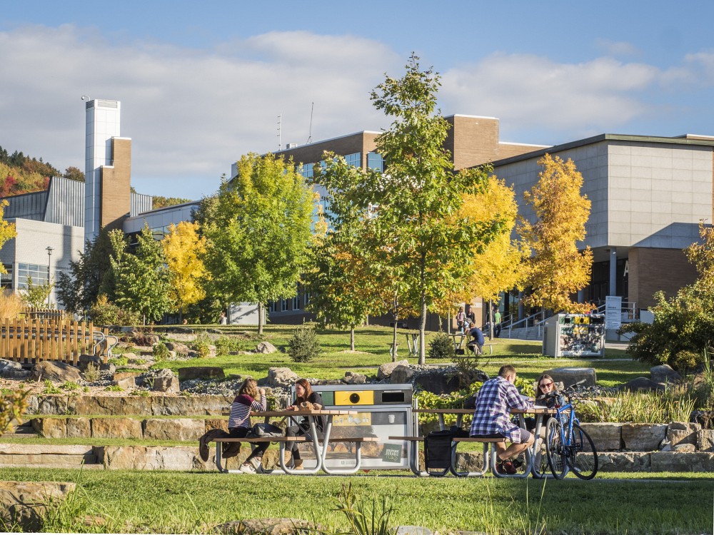 Sur les trois campus de l&rsquo;UdeS, les espaces verts et conviviaux sont &agrave; l'honneur.&nbsp;