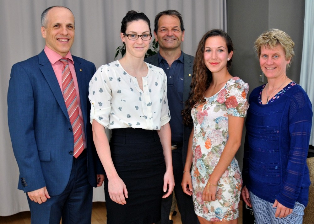 De gauche &agrave; droite: Pr Pierre Cossette, Alexandra Naisby, Jean-Pierre Boucher, Gabrielle Desharnais-Pr&eacute;fontaine et Brenda Lalibert&eacute;.