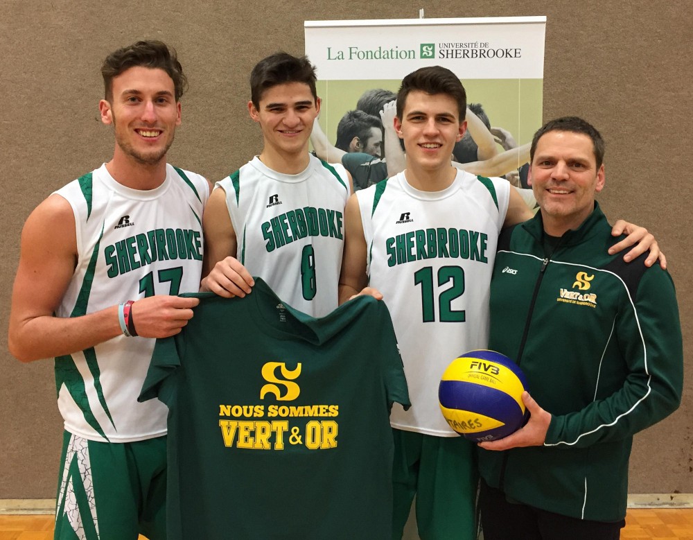 Louis-Philippe Sarrazin, Samuel Beaudoin, Olivier C&ocirc;t&eacute; et l'entra&icirc;neur-chef du Vert & Or Marc Lussier ont r&eacute;cemment &eacute;t&eacute; r&eacute;unis pour une photo.