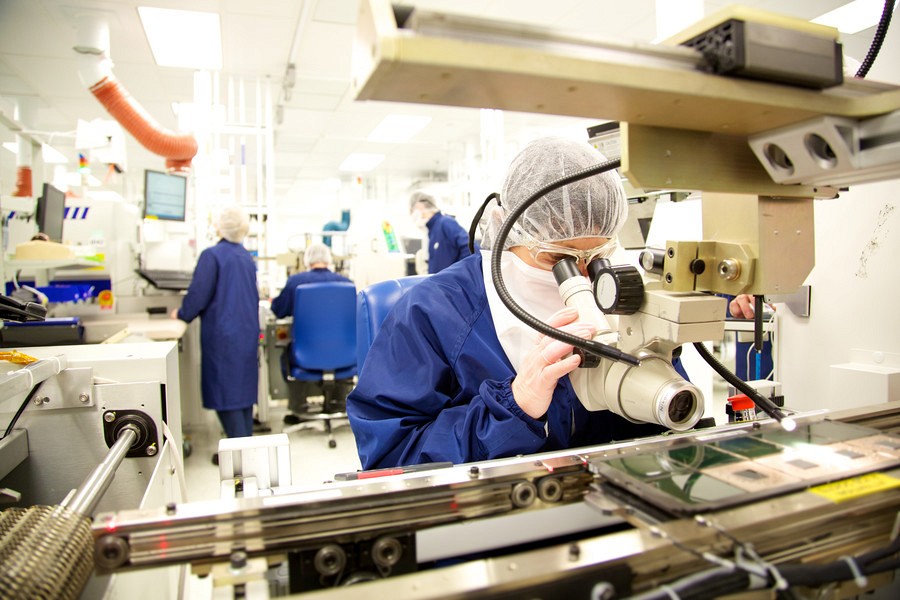 Le C2MI est la seule infrastructure canadienne d&eacute;di&eacute;e &agrave; la recherche et au d&eacute;veloppement des syst&egrave;mes &eacute;lectroniques.