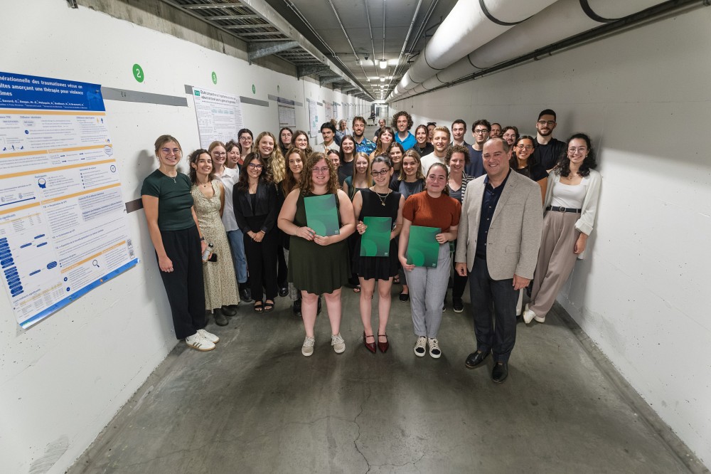 Une partie des 38 stagiaires 2024 du Programme de stages d'&eacute;t&eacute; d&rsquo;initiation &agrave; la recherche en sciences sociales et humaines de l'UdeS.