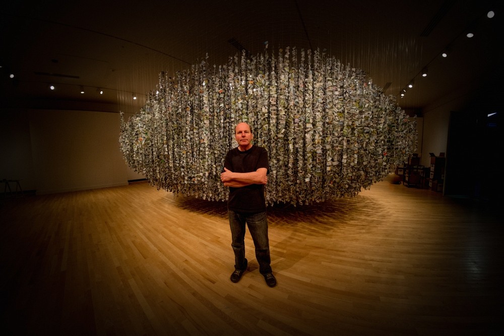 Roberto Pellegrinuzzi, M&eacute;moires, installation photographique constitu&eacute;e de 275 000 impressions num&eacute;riques sur pellicule diffusante.