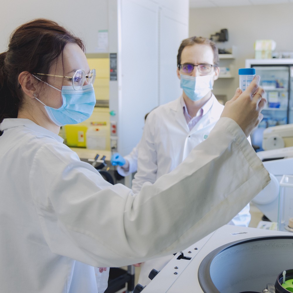 S&agrave;ra Ferkova, candidate au doctorat en pharmacologie &agrave; l&rsquo;Institut de pharmacologie de Sherbrooke (IPS), et Pierre-Luc Boudreault, professeur &agrave; la FMSS et membre de l'IPS.