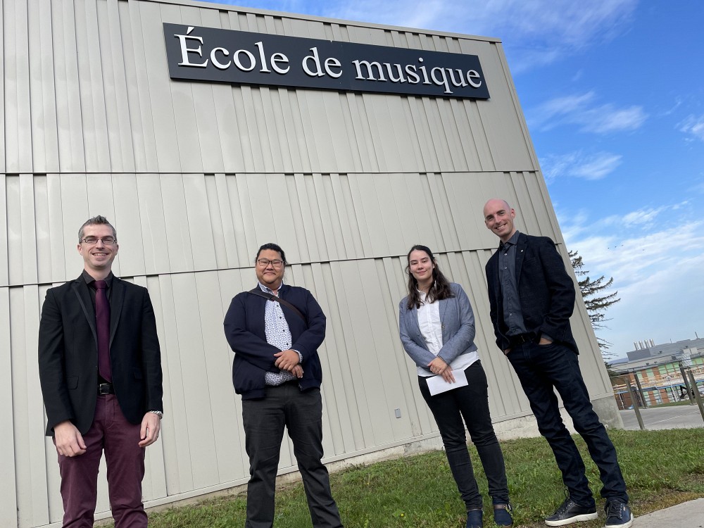 Louis Brouillette, charg&eacute; de cours, Simon Ouellette, directeur des op&eacute;rations artistiques et de l&rsquo;&eacute;ducation &agrave; Orford Musique, Andrey Maude Ratt&eacute;, &eacute;tudiante au baccalaur&eacute;at en musique et laur&eacute;ate du concours de notes de programme et&nbsp; Andr&eacute; Cayer, directeur de l&rsquo;&Eacute;cole de musique de l&rsquo;Universit&eacute; de Sherbrooke.
