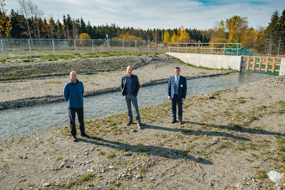 Les professeurs Jay Lacey, directeur du GREAUS, Jean Proulx, doyen de la Facult&eacute; de g&eacute;nie, et Jean-Pierre Perreault, vice-recteur &agrave; la recherche et aux &eacute;tudes sup&eacute;rieures de l'UdeS, lors de l'inauguration du Complexe de recherche multi&eacute;chelle en hydrologie, hydraulique et environnement.
