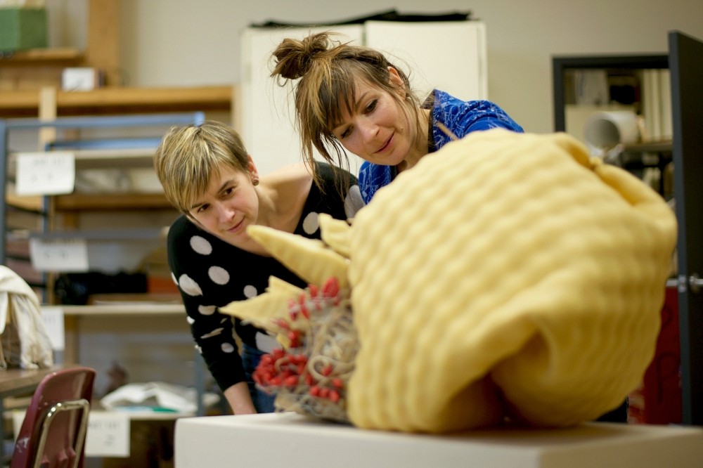 La coordonnatrice Josianne Bolduc et son &eacute;tudiante&nbsp;Marilyne St-Pierre, en plein travail cr&eacute;atif.