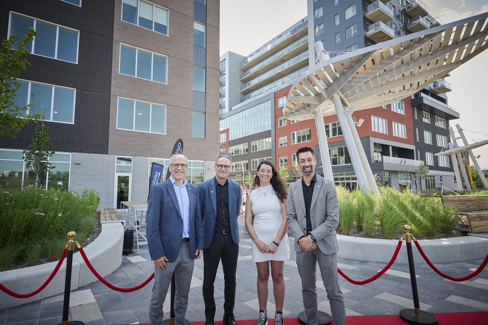 En marge de l'inauguration du Quartier g&eacute;n&eacute;ral de l&rsquo;entrepreneuriat du 13 juin, de gauche &agrave; droite : professeur Pierre Cossette, recteur de l&rsquo;Universit&eacute; de Sherbrooke; professeur Jean Roy, doyen de l&rsquo;&Eacute;cole de gestion; Andr&eacute;a Morico Dos Santos, &eacute;tudiante au baccalaur&eacute;at en communications et coordonnatrice du Club des jeunes entrepreneurs de demain; et Jonathan Genest,vice-recteur adjoint &agrave; l'innovation, aux partenariats et &agrave; l'entrepreneuriat.