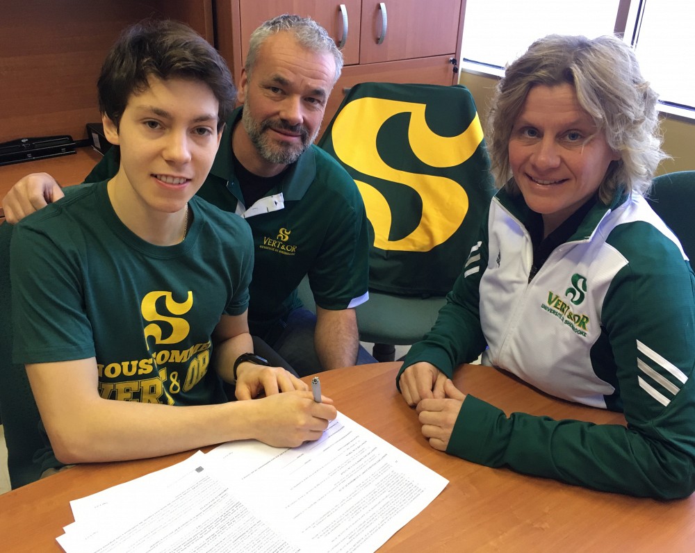 F&eacute;lix Lapointe-Pilote, en compagnie de Luc Lafrance et de la coordonnatrice des &eacute;quipes Vert & Or, Brenda Lalibert&eacute;.