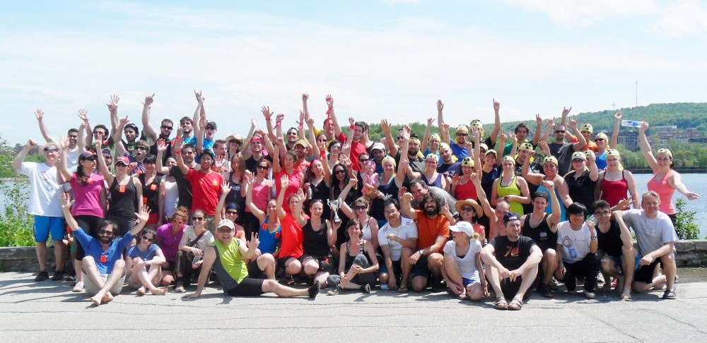 Les nombreux participants de la Facult&eacute; de m&eacute;decine et des sciences de la sant&eacute; &agrave; la F&ecirc;te de l'eau.