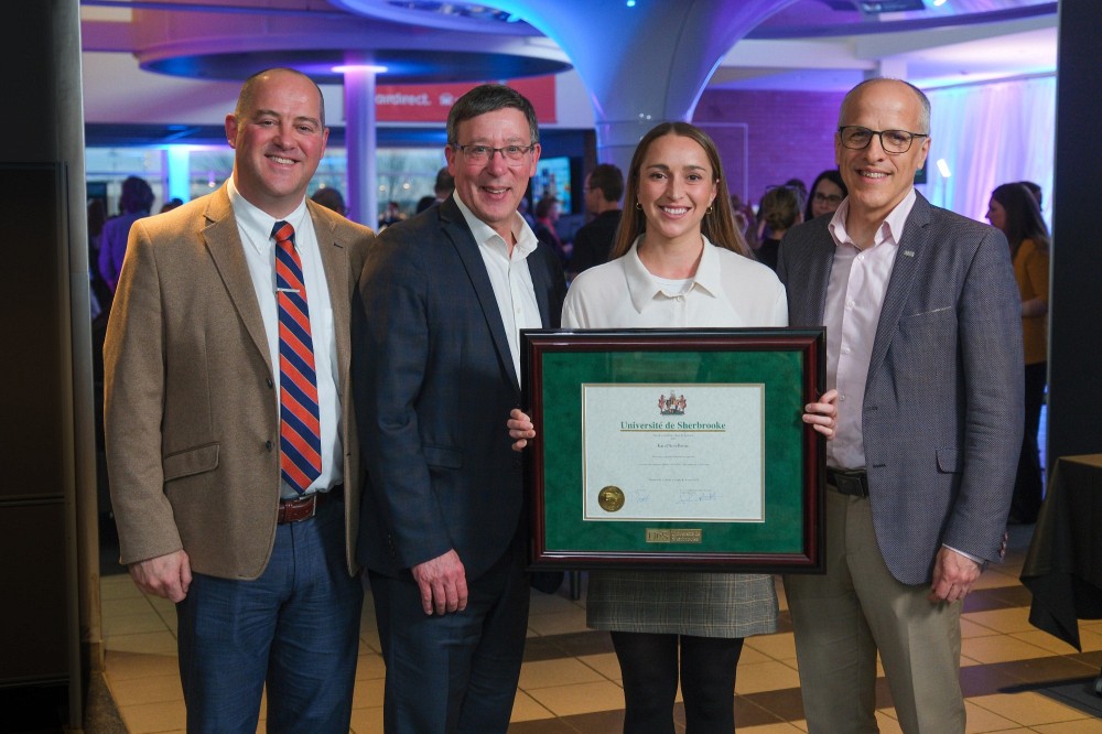 De gauche &agrave; droite&nbsp;: Jean-Pascal Lemelin, vice-recteur adjoint &agrave; la recherche et aux &eacute;tudes sup&eacute;rieures; Jean-Pierre Perreault, vice-recteur &agrave; la recherche et aux &eacute;tudes sup&eacute;rieures; Karol'Ann Boivin, r&eacute;cipiendaire; Pierre Cossette, recteur de l'UdeS.