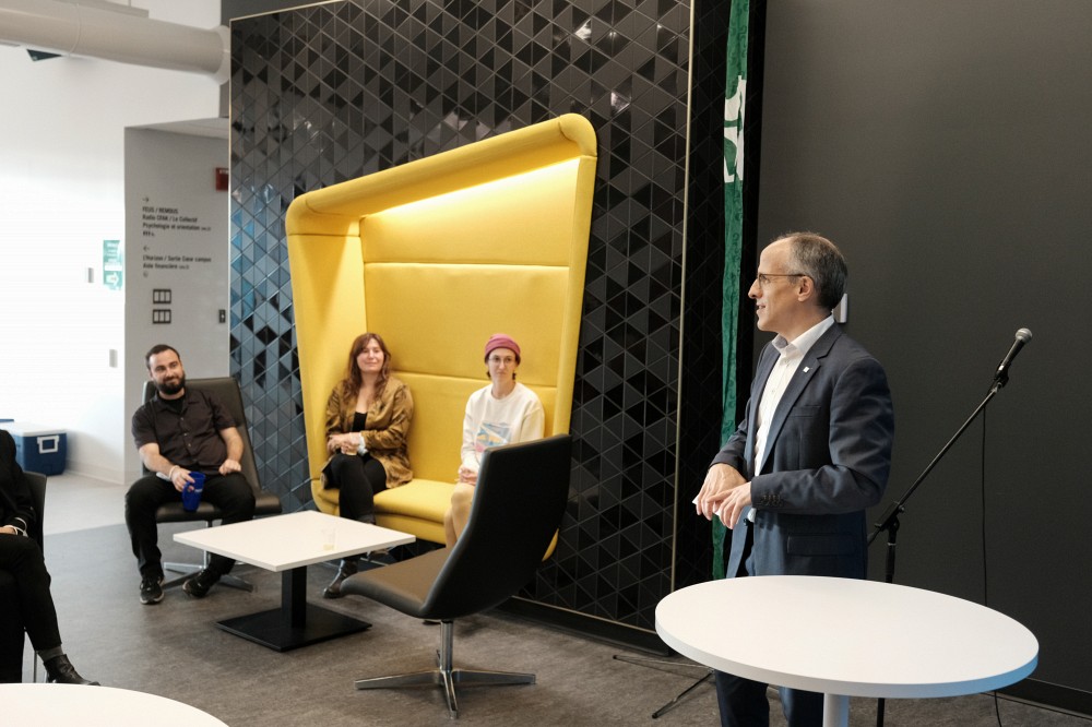 Le professeur Pierre Cossette, recteur, lors de l'inauguration du nouveau pavillon de la Vie &eacute;tudiante, accompagn&eacute; de quelques membres de la communaut&eacute; &eacute;tudiante.