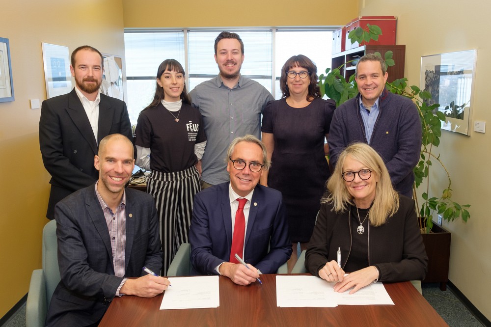 Des repr&eacute;sentants de l'UdeS et de la STS ont proc&eacute;d&eacute; &agrave; la signature de la nouvelle entente.