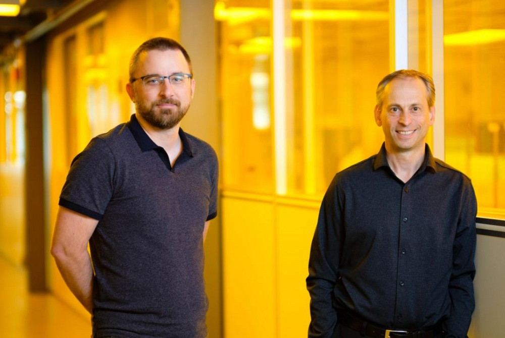 Yann Beilliard et Dominique Drouin, professeurs&nbsp;au&nbsp;D&eacute;partement de g&eacute;nie &eacute;lectrique et de g&eacute;nie informatique&nbsp;de la Facult&eacute; de g&eacute;nie, et membres de l&rsquo;Institut quantique et du 3IT de l&rsquo;UdeS.