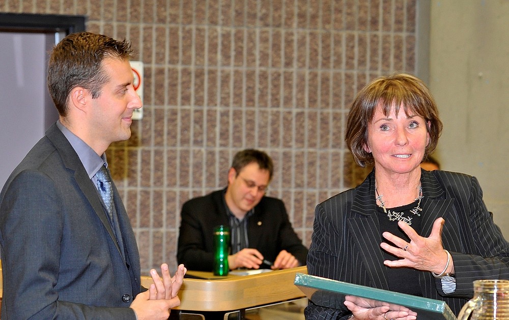 Pr David Gilles, directeur de la RDUS, et l'honorable Mich&egrave;le Rivet. &Agrave; l'arri&egrave;re, Pr St&eacute;phane Bernatchez, directeur des &Eacute;ditions RDUS.