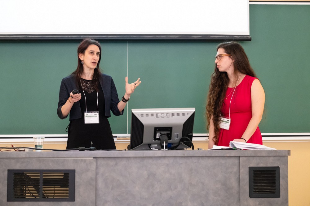 Les linguistes Mireille Elchacar et Ada Luna Salita, lors de la pr&eacute;sentation du colloque des 24 et 25 mai dernier.