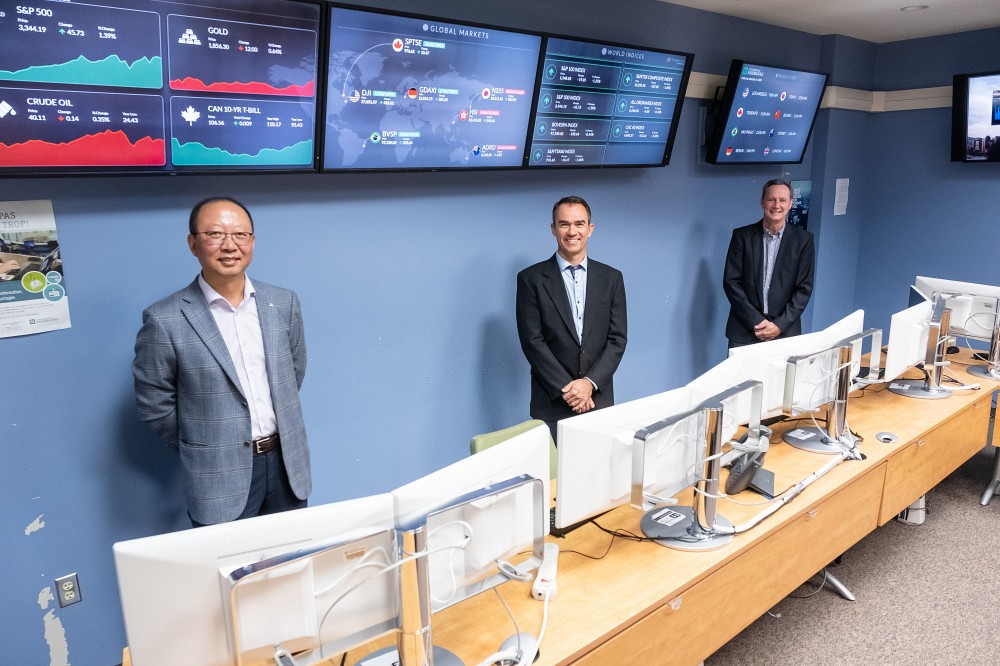 Le Pr Shengrui Wang, du D&eacute;partement d&rsquo;informatique de la Facult&eacute; des sciences de l&rsquo;UdeS, Jean-Marc Patenaude, pr&eacute;sident de Laplace Insights, et le Pr Guy Bellemare, du D&eacute;partement de finance de l&rsquo;&Eacute;cole de gestion de l&rsquo;UdeS.