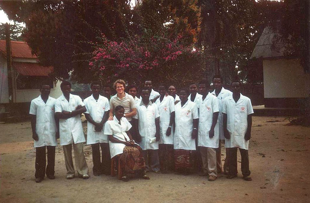Le docteur Jacques P&eacute;pin accompagn&eacute; des infirmi&egrave;res de l'h&ocirc;pital de Nioki au Za&iuml;re (1986).