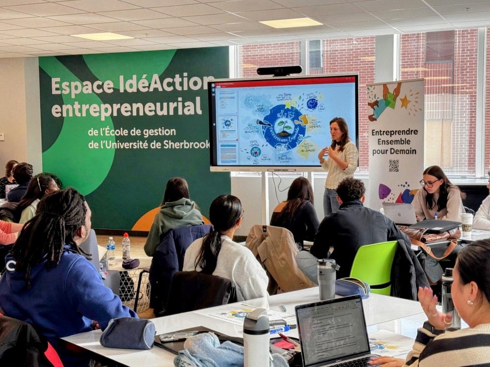Marie Texier de l&rsquo;&eacute;quipe de l&rsquo;AED, en action avec les classes du C&eacute;gep de Sherbrooke