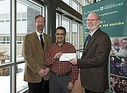Hassan Barkim, étudiant au doctorat en physique, est entouré de Me François Dubé, directeur général de La Fondation et du Pr Donald Thomas, doyen de la Faculté des sciences.