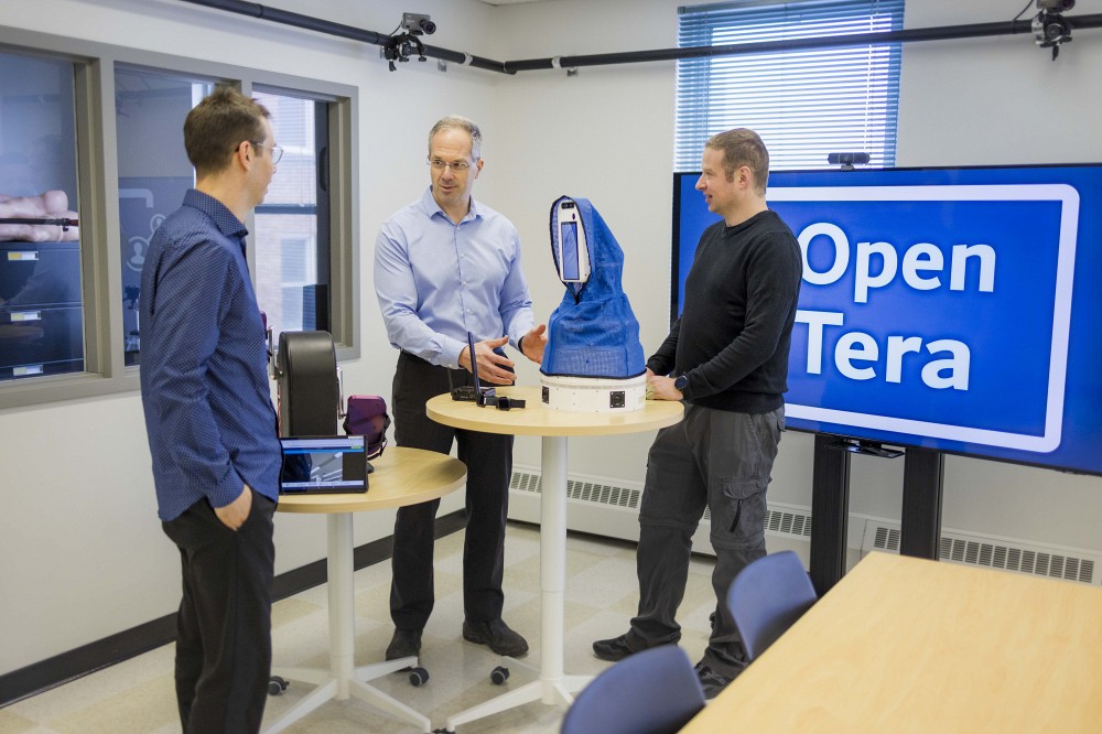 OpenTera est d&eacute;velopp&eacute;e par une &eacute;quipe multidisciplinaire compos&eacute;e notamment de&nbsp;Dominic L&eacute;tourneau, professionnel de recherche au 3IT et coordonnateur de la plateforme&nbsp;3IT.Studio,&nbsp;le professeur Fran&ccedil;ois Michaud de la Facult&eacute; de g&eacute;nie et&nbsp;Simon Bri&egrave;re, professionnel de recherche au Centre de recherche sur le vieillissement.&nbsp;