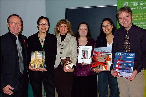 Yoland Bouchard, enseignant au Collège Mont Notre-Dame de Sherbrooke (à l'extrême droite) a été honoré lors de la première cérémonie de remise des Prix d'excellence en éducation. On le voit ici accompagné d'anciennes étudiantes, de la responsable du prix Yvonne Bertrand (centre) ainsi que du journaliste Marcel Gagnon (extrême gauche).