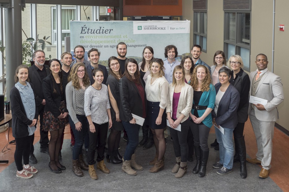 Les r&eacute;cipiendaires d&rsquo;une bourse ou d&rsquo;une mention d&rsquo;excellence, accompagn&eacute;s de Denyse R&eacute;millard, directrice du CUFE, et de Jean-Fran&ccedil;ois Comeau, directeur adjoint du CUFE.