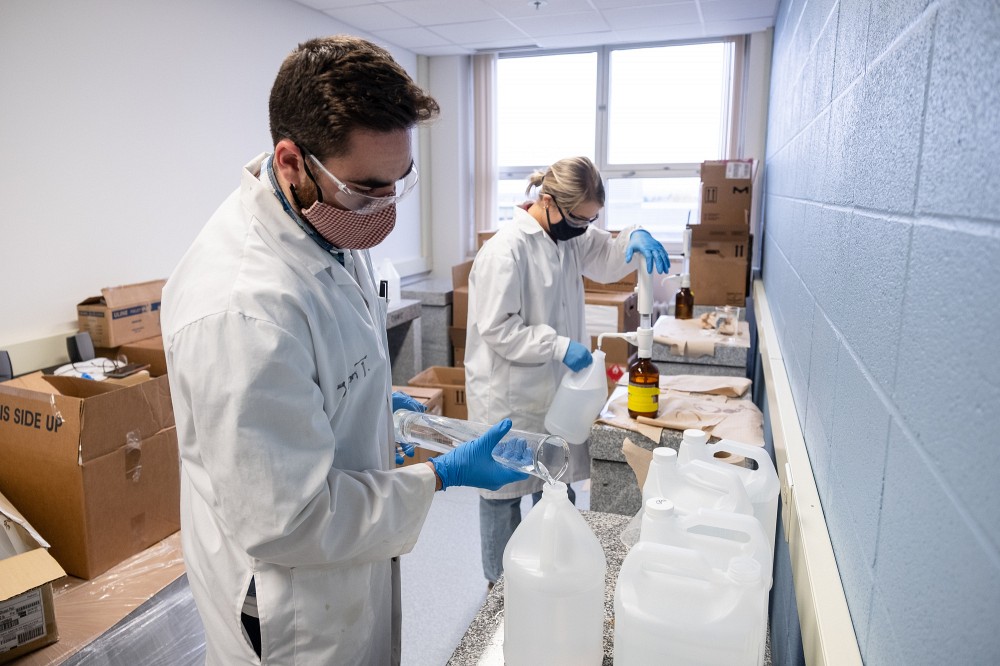 Jason Town, &eacute;tudiant &agrave; la ma&icirc;trise en chimie, et&nbsp;Jos&eacute;e Maurais, &eacute;tudiante au doctorat en chimie, pr&eacute;parent du Sherbrell.&nbsp;