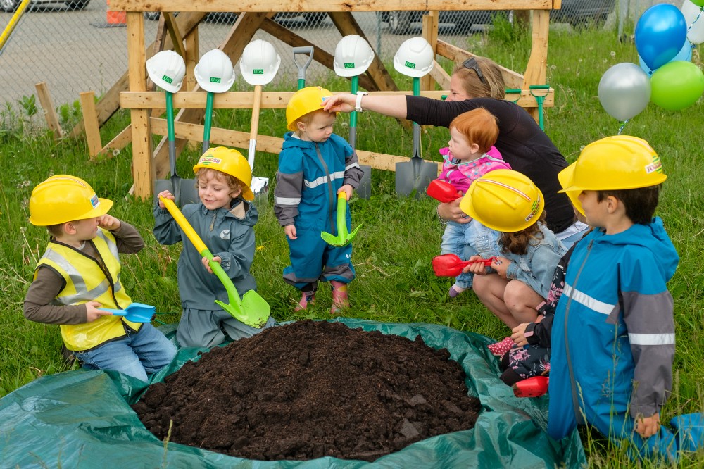 Des enfants ont proc&eacute;d&eacute; &agrave; la pellet&eacute;e de terre marquant le coup d'envoi des travaux du futur CPE.