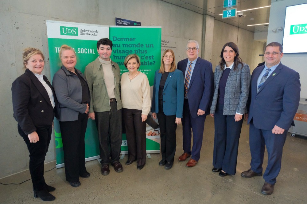 Anick Lessard, doyenne de la Facult&eacute; des lettres et sciences humaines, Anne Lessard, vice-rectrice &agrave; la recherche de l&rsquo;UdeS,&nbsp;Vincent Auger, analyste et conseiller &agrave; la Fondation Famille Godin et Ginette Godin, membre du conseil d&rsquo;administration de la Fondation Famille Godin,&nbsp;Julie No&euml;l, professeure &agrave; l&rsquo;&Eacute;cole de travail social et titulaire de la chaire, Mario-Olivier Massie, directeur de la F&eacute;d&eacute;ration des ressources interm&eacute;diaires jeunesse,&nbsp;Genevi&egrave;ve Barry, de la maison d'accueil La Casita, et Pascal Gr&eacute;goire, directeur g&eacute;n&eacute;ral de La Fondation de l'UdeS, lors de l'annonce de cr&eacute;ation de chaire du 5 novembre.