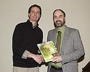 Jean-Michel Longpré, gagnant du Prix de la meilleure thèse 2008, secteur sciences de la santé et Jacques Beauvais, vice-recteur à la recherche. 