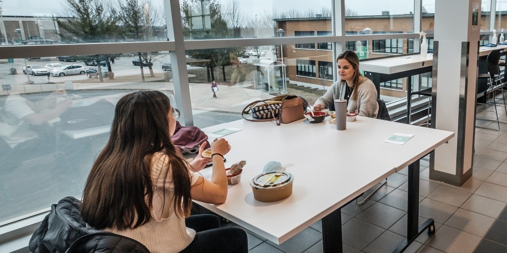 &Agrave; la caf&eacute;t&eacute;ria principale comme aux casse-croutes des facult&eacute;s, il est facile de se procurer des repas compos&eacute;s d'aliments locaux.