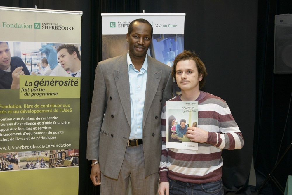 Le r&eacute;cipiendaire de la bourse ESRI Canada, Nataniel Therrien, accompagn&eacute; de Kalifa Go&iuml;ta, directeur du D&eacute;partement de g&eacute;omatique appliqu&eacute;e.